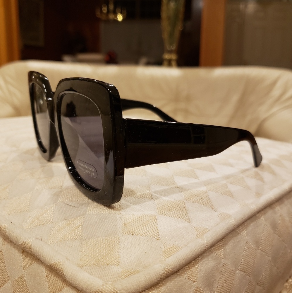 Fashion Sunglasses - Picture 2 of 2